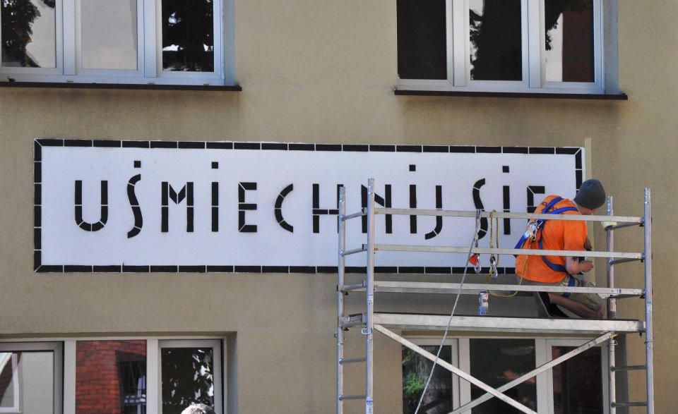 Tworzenie muralu „Uśmiechnij się” na jednym z budynków ZWiK Łódź (Fot. ZWiK Łódź)