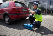 W Krakowie trwają kontrole spalin Badanie jakości spalin w samochodzie Kraków policja