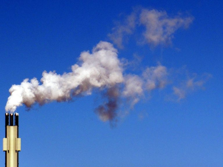 Pierwsze transakcje na rynku uprawnień do emisji dwutlenku węgla