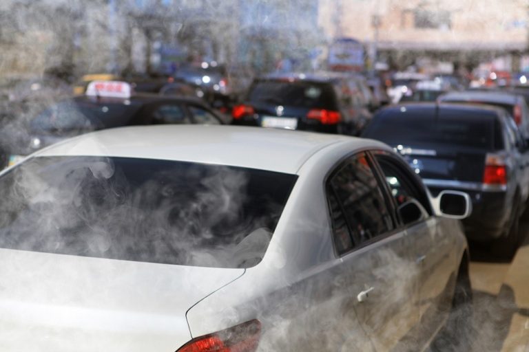 Spaliny polskich samochodów poza kontrolą. Jest raport NIK o zanieczyszczeniach powietrza