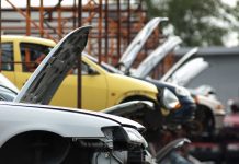 Bez dopłat – ustawa o recyklingu wraków podpisana Scrapyard with used, broken cars
