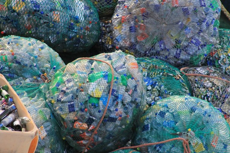Chiny nie chcą naszych odpadów. Unia wyeksportuje mniej tworzyw i makulatury