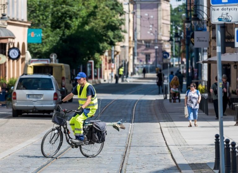 EkoDozorcy pilnują segregacji odpadów we Wrocławiu