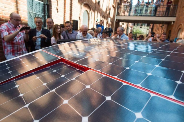 Studenci z Łodzi zaprezentowali pojazd solarny własnego projektu