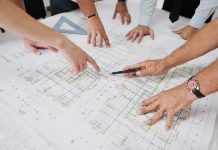 Kilka „podmiotów publicznych” w ramach PPP – czy to dopuszczalne? Team of architects people in group on construciton site check documents and business workflow