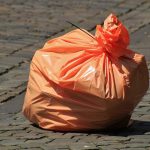 Pomarańczowa torba na śmieci na ulicy