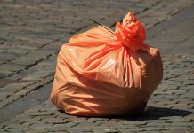 Rewolucja w przemyśle opakowaniowym? Polscy naukowcy stworzyli biodegradowalną folię Pomarańczowa torba na śmieci na ulicy