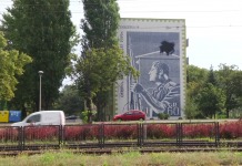 Mural w Gdańsku na ulicy Przymorze z pocztylionem