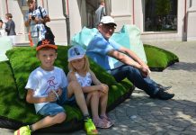 Poznaniacy na dziedzińcu Urzędu Miasta