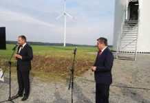 Farma wiatrowa w Karwicach już działa Janusz Piechociński podczas otwarcia farmy wiatrowej w Karwicach