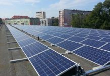 Cztery nowe elektrownie PV w Szczecinie Panele fotowoltaiczne na dachu budynku