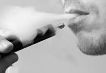 E-papieros – odpad pełen problemów Man smoking an electronic cigarette