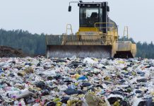 Ile mamy odpadów komunalnych oficjalnie, a ile naprawdę? Składowisko odpadów z koparką