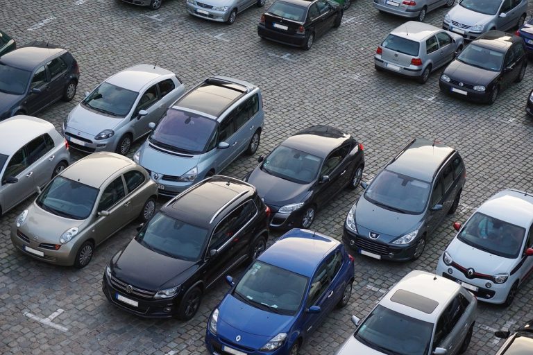Polacy kupują coraz więcej samochodów. Miasta nie radzą sobie z ich rosnącą liczbą