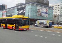 Solaris Urbino electric 12 jadący przez ulice Warszawy
