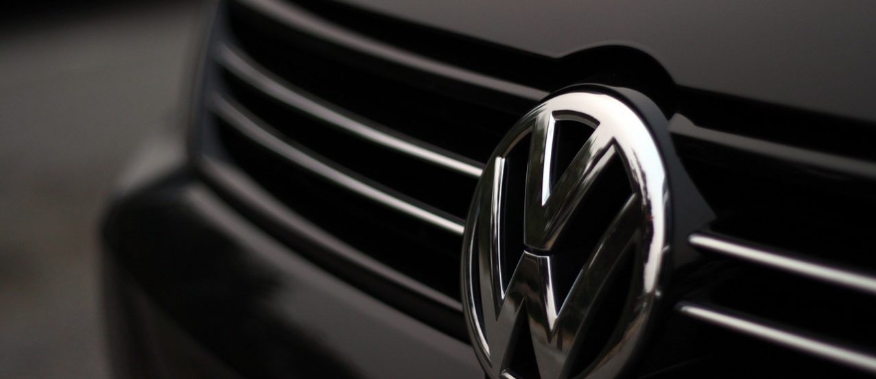 Logo marki Volkswagen na samochodzie