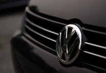 UOKiK wszczyna postępowanie w sprawie samochodów Volkswagena Logo marki Volkswagen na samochodzie