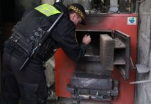 strażnik miejski przy piecu węglowym