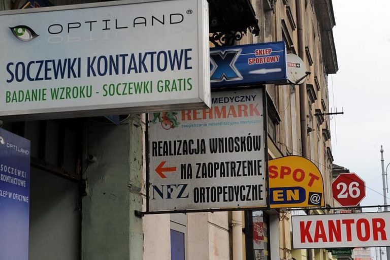 Z ulic Krakowa znikają nielegalne reklamy