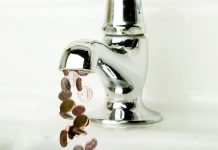 Gdańszczanie nie zapłacą więcej za wodę i ścieki w 2016 r. Money flowing out of a retro bathroom tap.