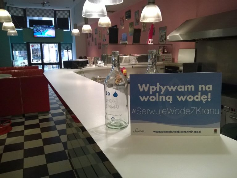 Jak uwolnić wodę od butelek?