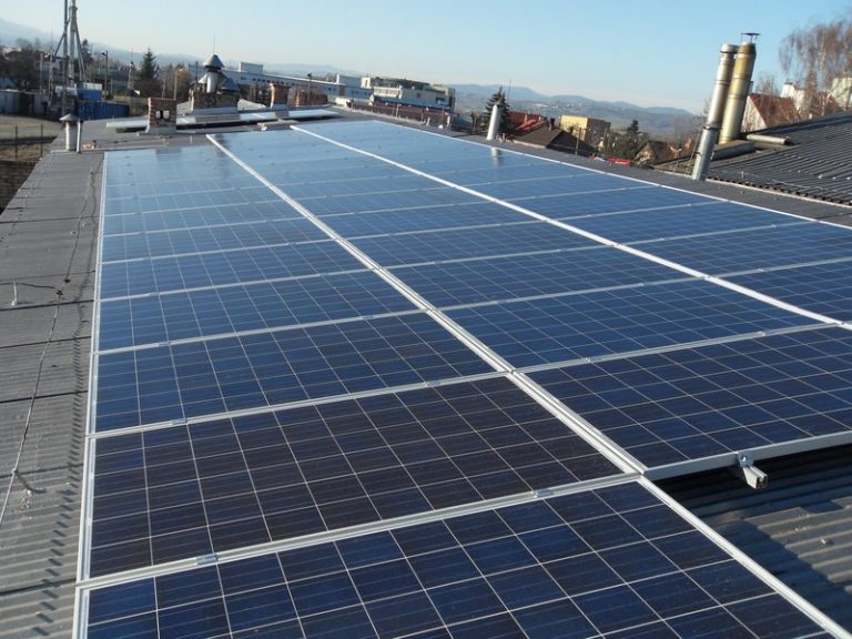 Polskie koleje testują pozyskiwanie energii ze źródeł odnawialnych