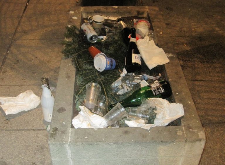 Warszawa: 7 ton śmieci po zabawie Sylwestrowej