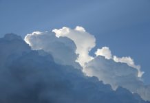 Gąbka z popiołów wychwyci rtęć z powietrza Clouds on a blue sky