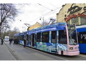 Na krakowskich tramwajach pojawiły się dzieła sztuki