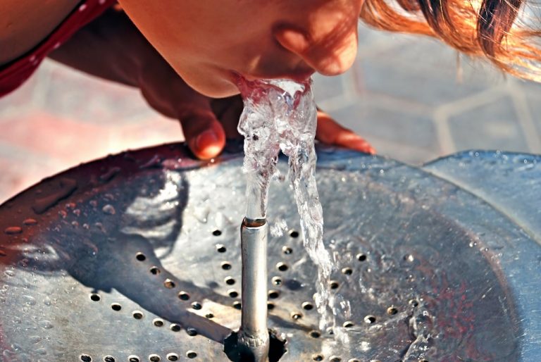 Do picia z miejskich poidełek zniechęcają bezdomni
