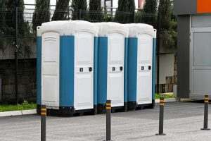 Muszą korzystać z toi toiów, bo nowa kanalizacja nie działa