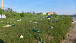 W Poznaniu ekolodzy wysprzątają Wartę z butelek