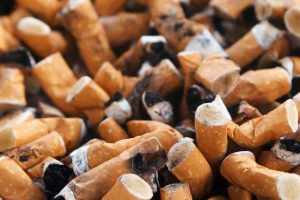 Co można zrobić z niedopałkami papierosów? Na przykład zbudować dom