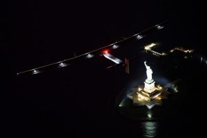 Solarny samolot przeleciał nad Statuą Wolności