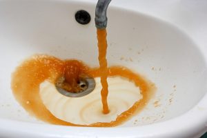 NIK skontrolował spółki wod-kan. Nierzetelne umowy, marnowanie wody