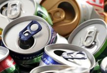 Odzyskując puszkę, chronisz środowisko background of empty cans - recycling idea