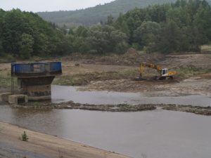 W Sulistrowicach trwa remont zbiornika wodnego i zapory