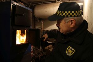 W Gdyni strażnicy miejscy uczą jak prawidłowo palić w piecu