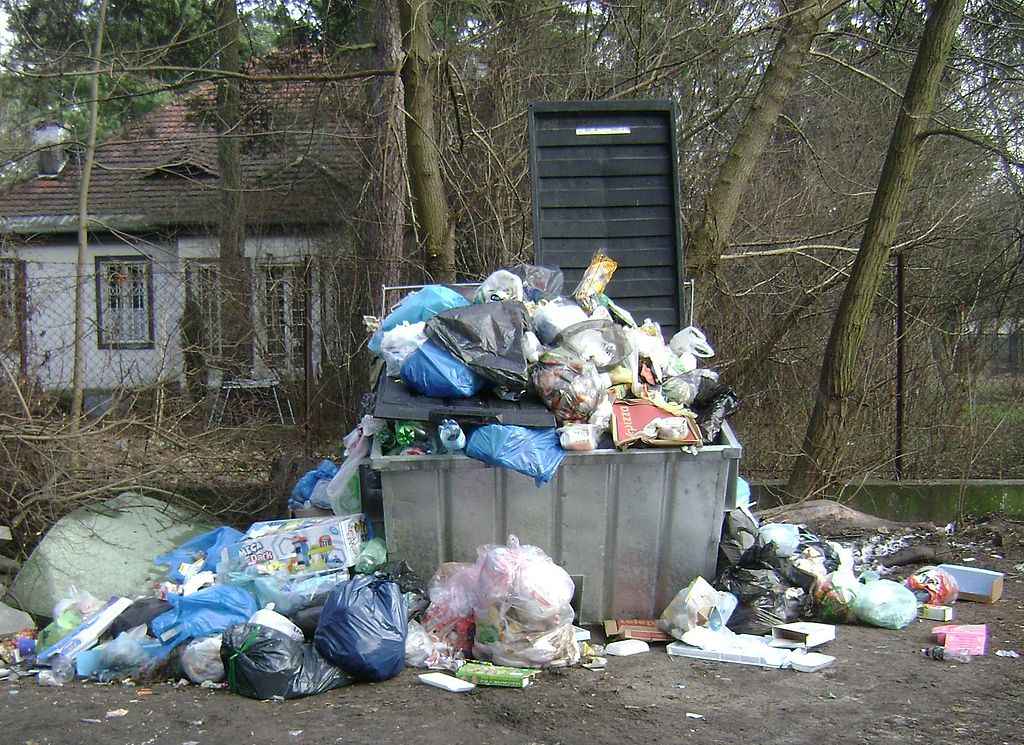 Śmietnik wypełniony workami ze śmieciami