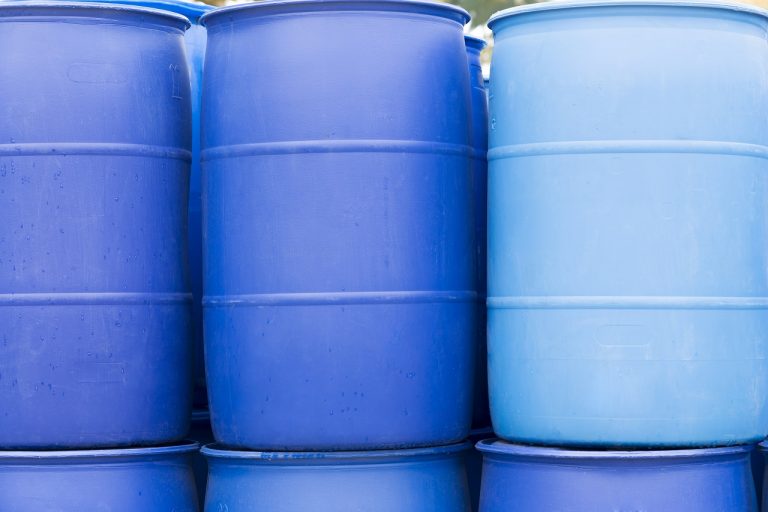 Tykająca bomba ekologiczna w Brzegu. Ktoś porzucił tysiące ton chemikaliów