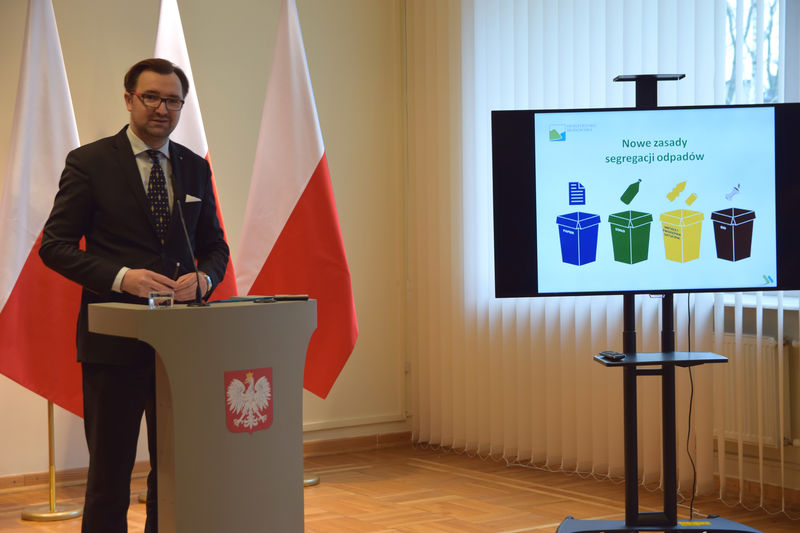 Wiceminister środowiska Sławomir Mazurek podczas konferencji prasowej na temat selektywnej zbiórki odpadów komunalnych od 1 lipca 2017 r.