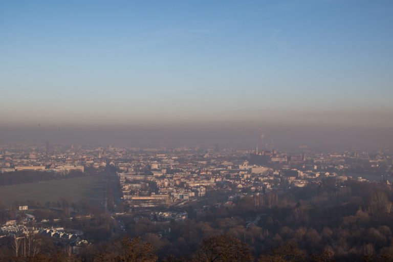 Polska znów cała w smogu. Na Śląsku darmowa kolej, w Krakowie - komunikacja miejska