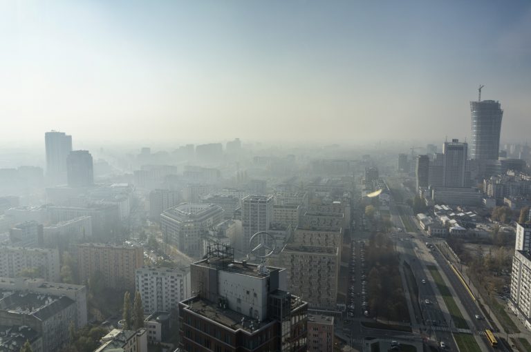 W Warszawie stanął billboard, który jednocześnie jest filtrem powietrza