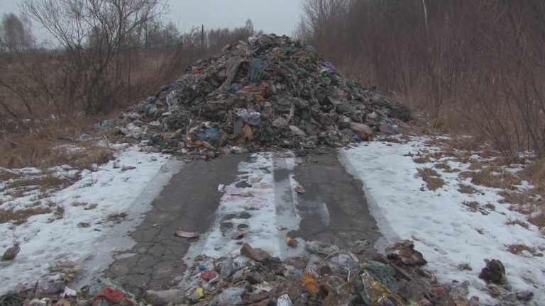 Ktoś wyrzucił na drogę 50 ton śmieci. Od tygodnia zalegają w tym samym miejscu