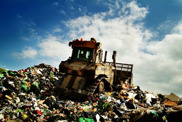 Projekt nowelizacji ustawy o odpadach przyjęty. Przyczyni się do walki z szarą strefą