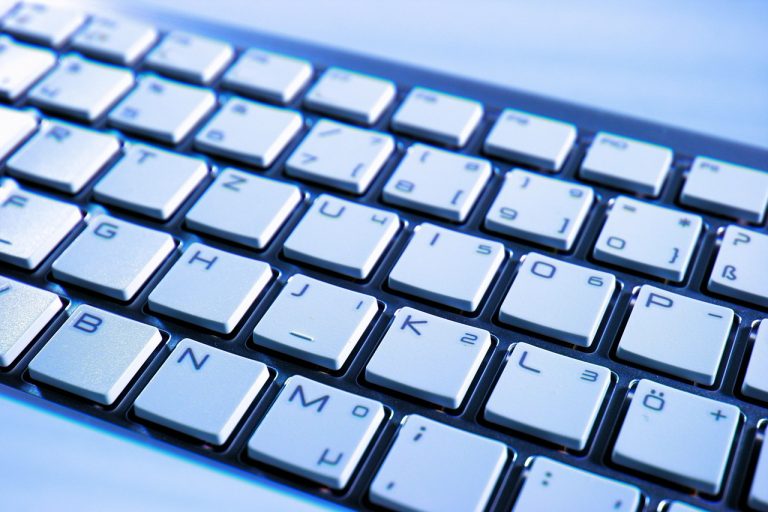 Prawie 5 tys. szkół w Polsce będzie mieć darmowy internet światłowodowy