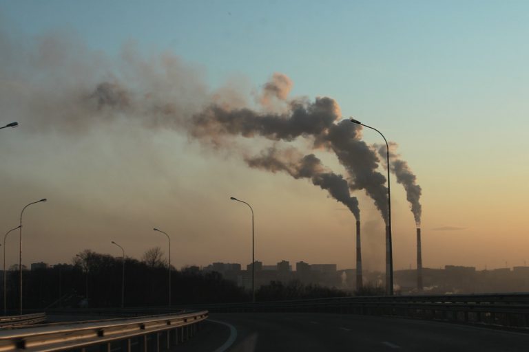 Po załamaniu z powodu Covid-19 globalna emisja CO2 znów rośnie