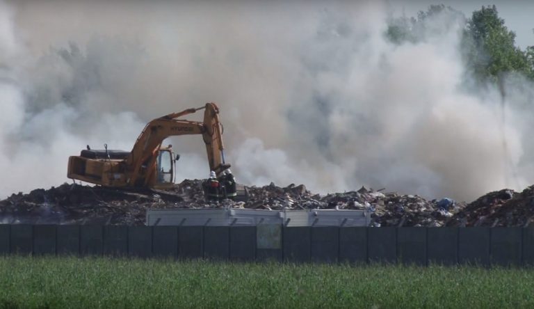 Pożar składowiska odpadów w Legnicy
