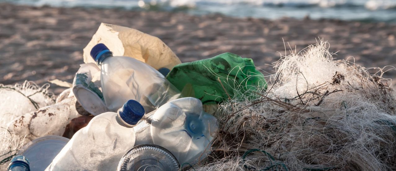 Plastikowe odpady na plaży