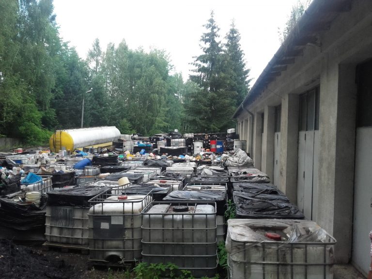 Setki ton odpadów niebezpiecznych na terenie byłej rafinerii w Gorlicach